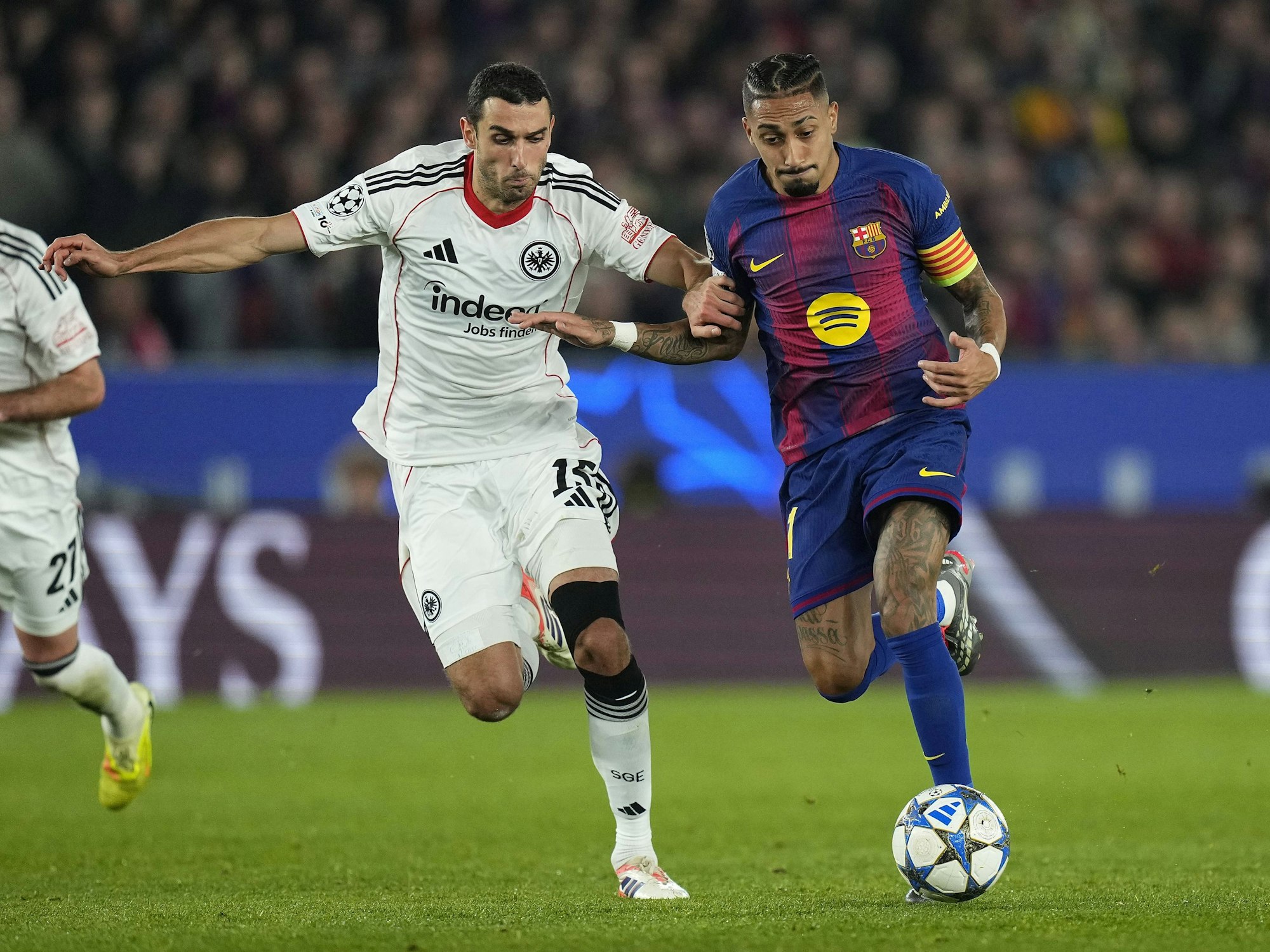 Frankfurts Elyess Skhiri im Zweikampf mit Barcelona-Kapitän Raphinia.