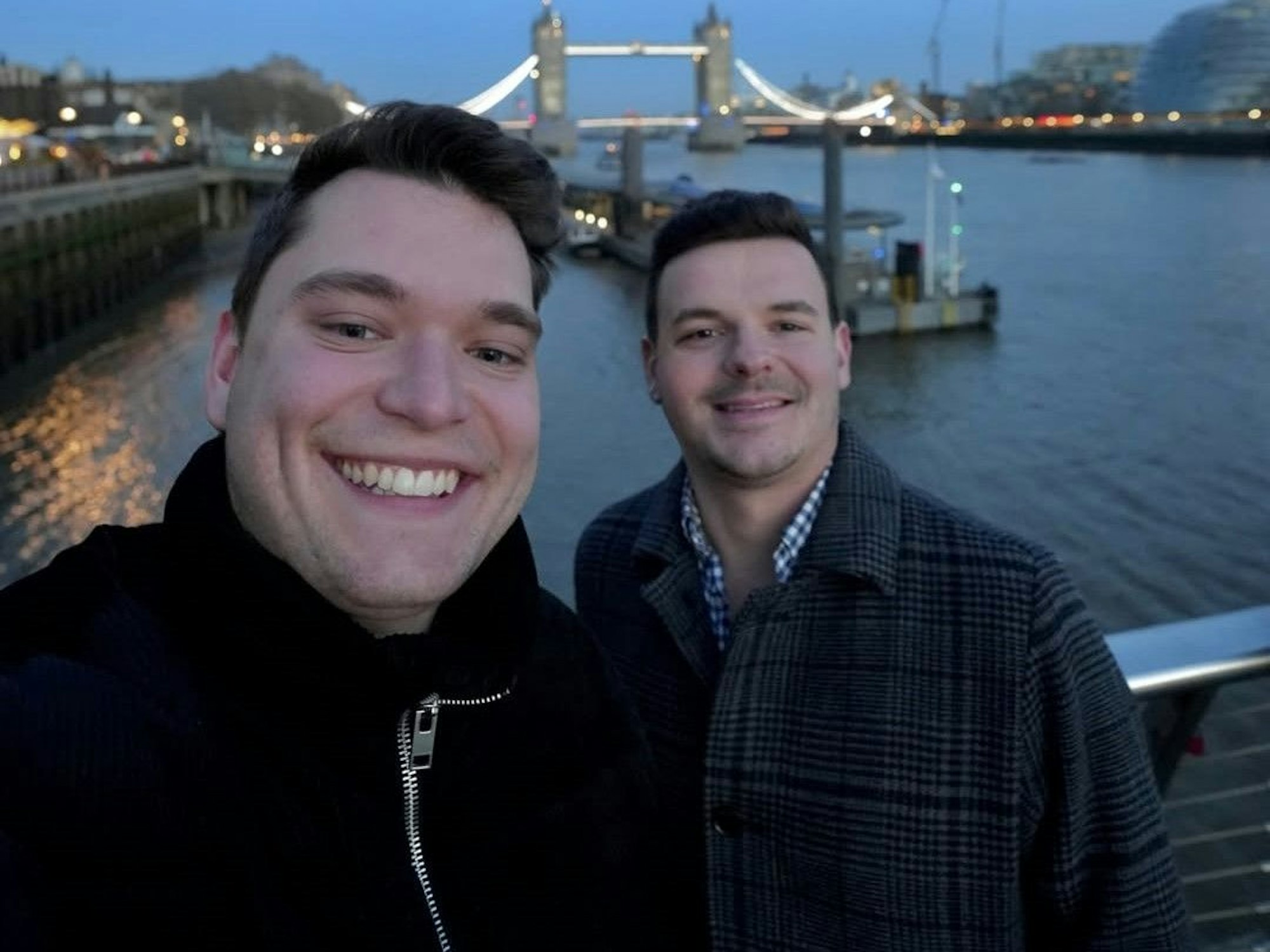 Tim Lehmann (links) nimmt Abschied von seinem Freund, Jan Zimmermann.