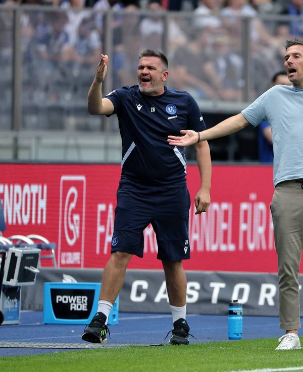 Co-Trainer Zlatan Bajramovic und Trainer Christian Eichner schimpfen an der Seitenlinie.