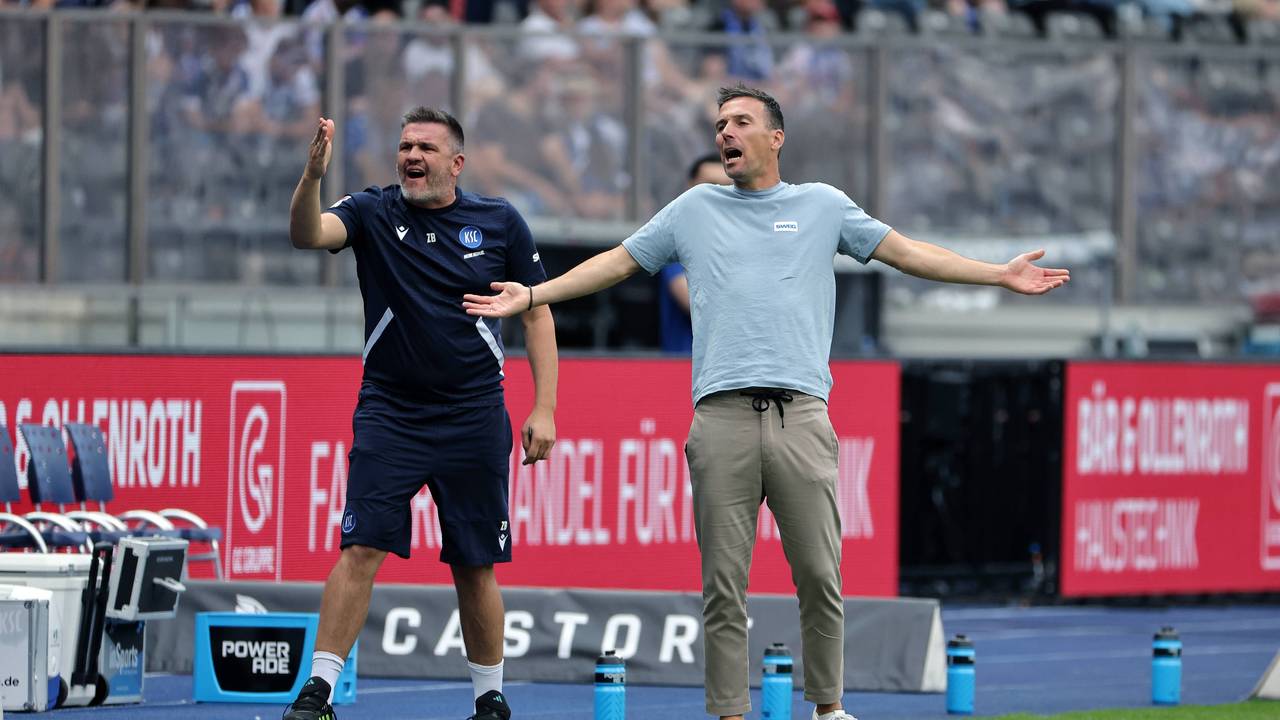 Co-Trainer Zlatan Bajramovic und Trainer Christian Eichner schimpfen an der Seitenlinie.