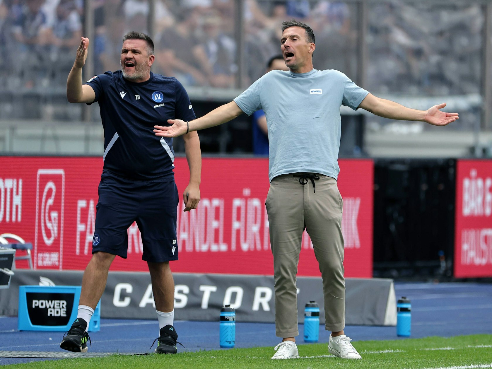 Co-Trainer Zlatan Bajramovic und Trainer Christian Eichner schimpfen an der Seitenlinie.