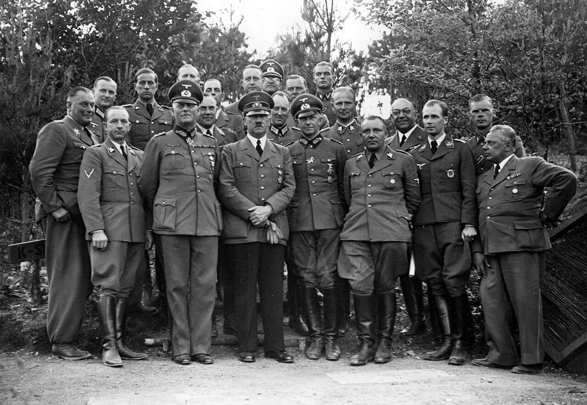 Gruppenbild mit Adolf Hitler