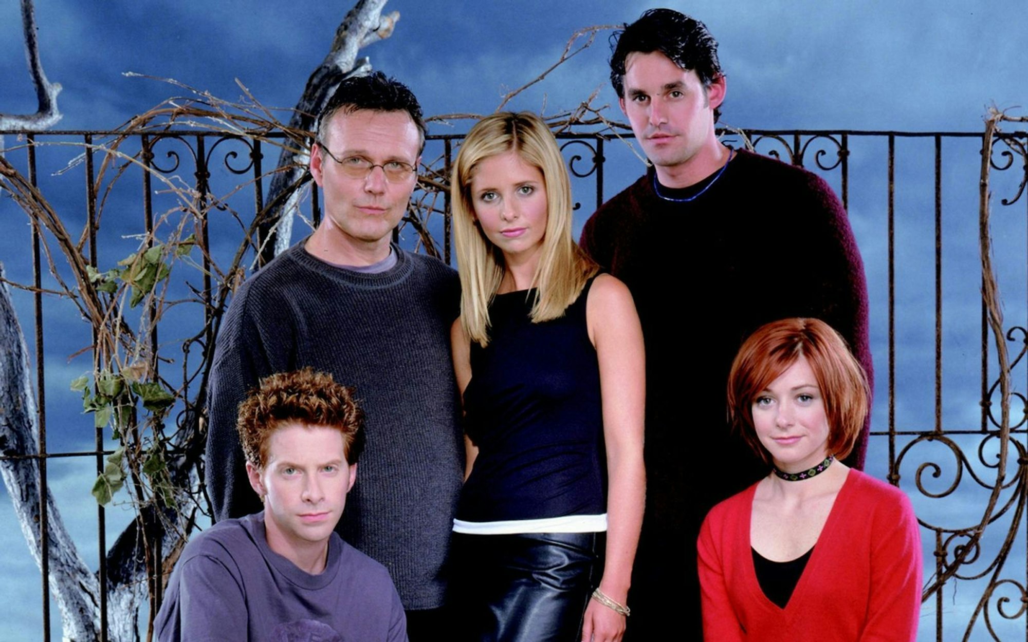 Eigentlich hatte Sarah Michelle Gellar (Mitte) ausgeschlossen, in einer möglichen weiteren Serie über die Vampirjägerin Buffy Summers mitzuspielen. Jetzt wird es ein Reboot geben, in dem sie auch zu sehen wird. Aber was hat sie seit ihrem größten Erfolg sonst noch so getrieben? Und was machen ihre Kollegen der Originalserie heute? (Bild: Twentieth Century Fox Film Corporation)