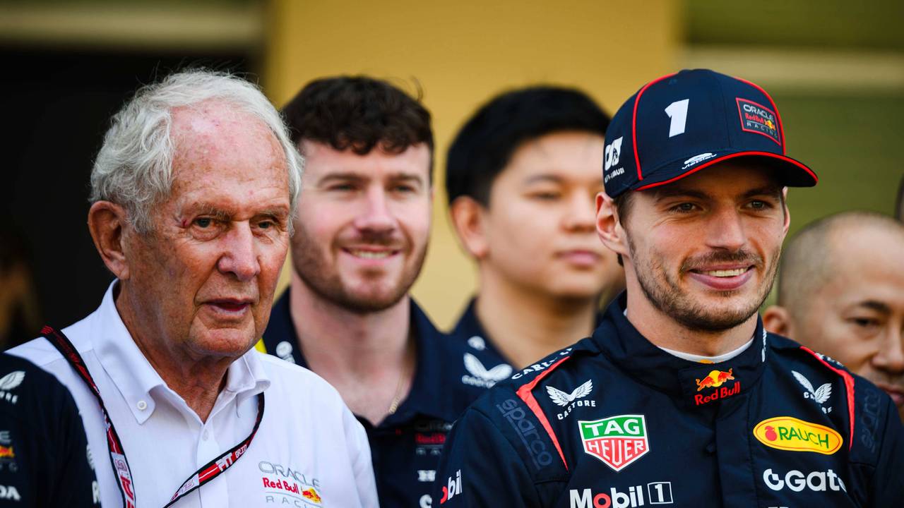 Dr. Helmut Marko und Max Verstappen stehen bei einem Team-Foto nebeneinander und blicken in die Kamera.
