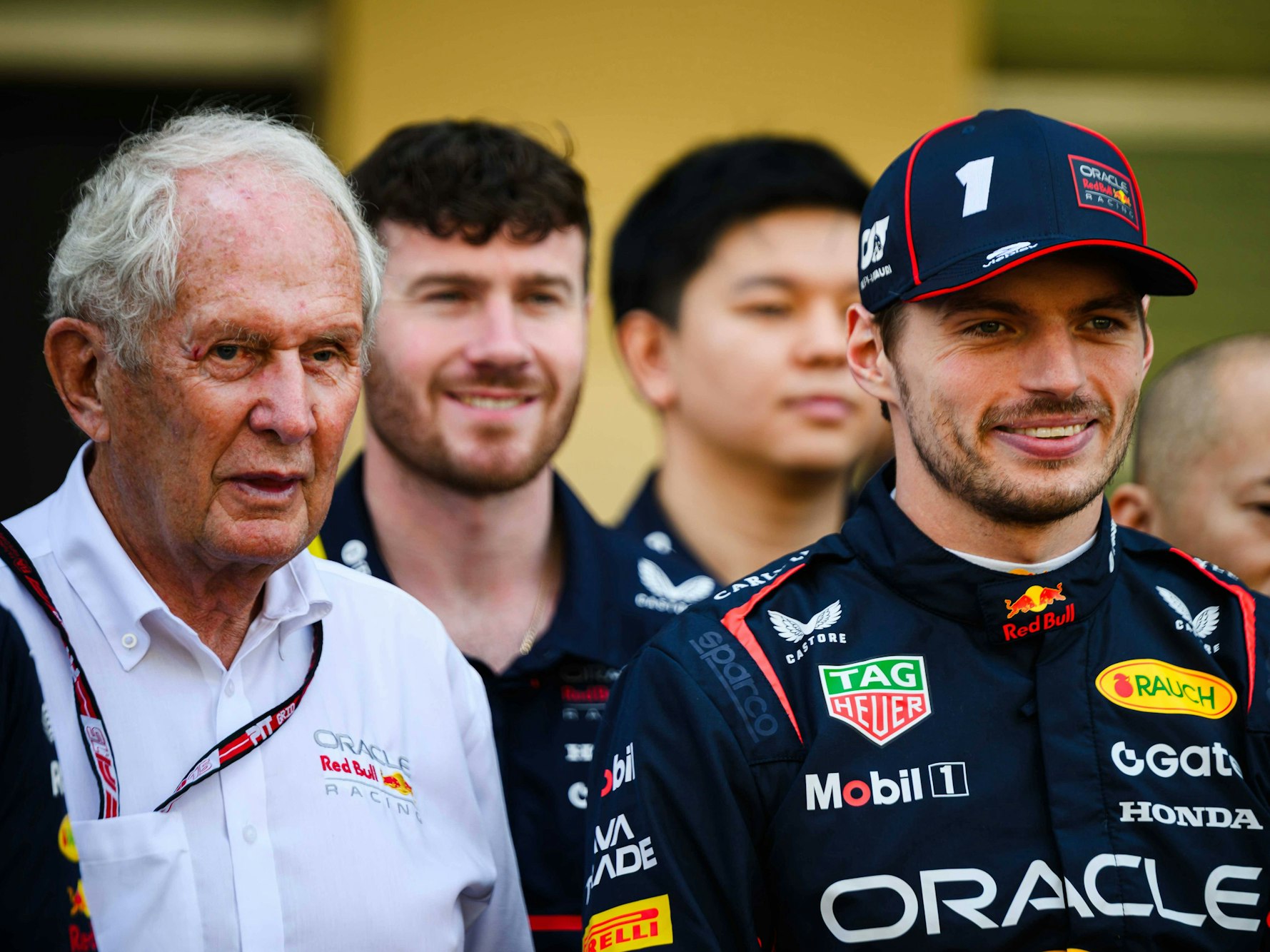 Dr. Helmut Marko und Max Verstappen stehen bei einem Team-Foto nebeneinander und blicken in die Kamera.