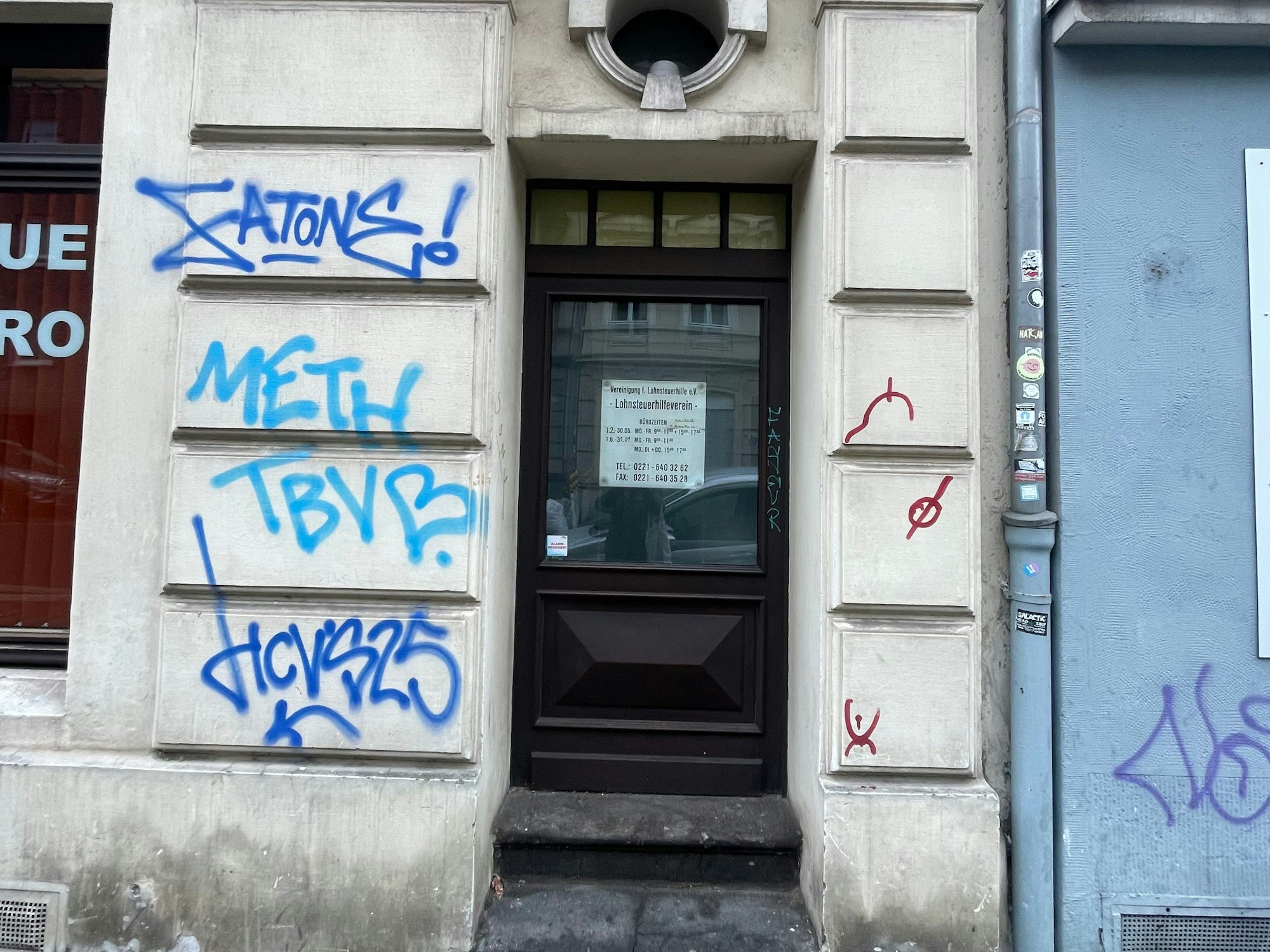 Ein beschmiertes Haus auf der Dünnwalder Straße.