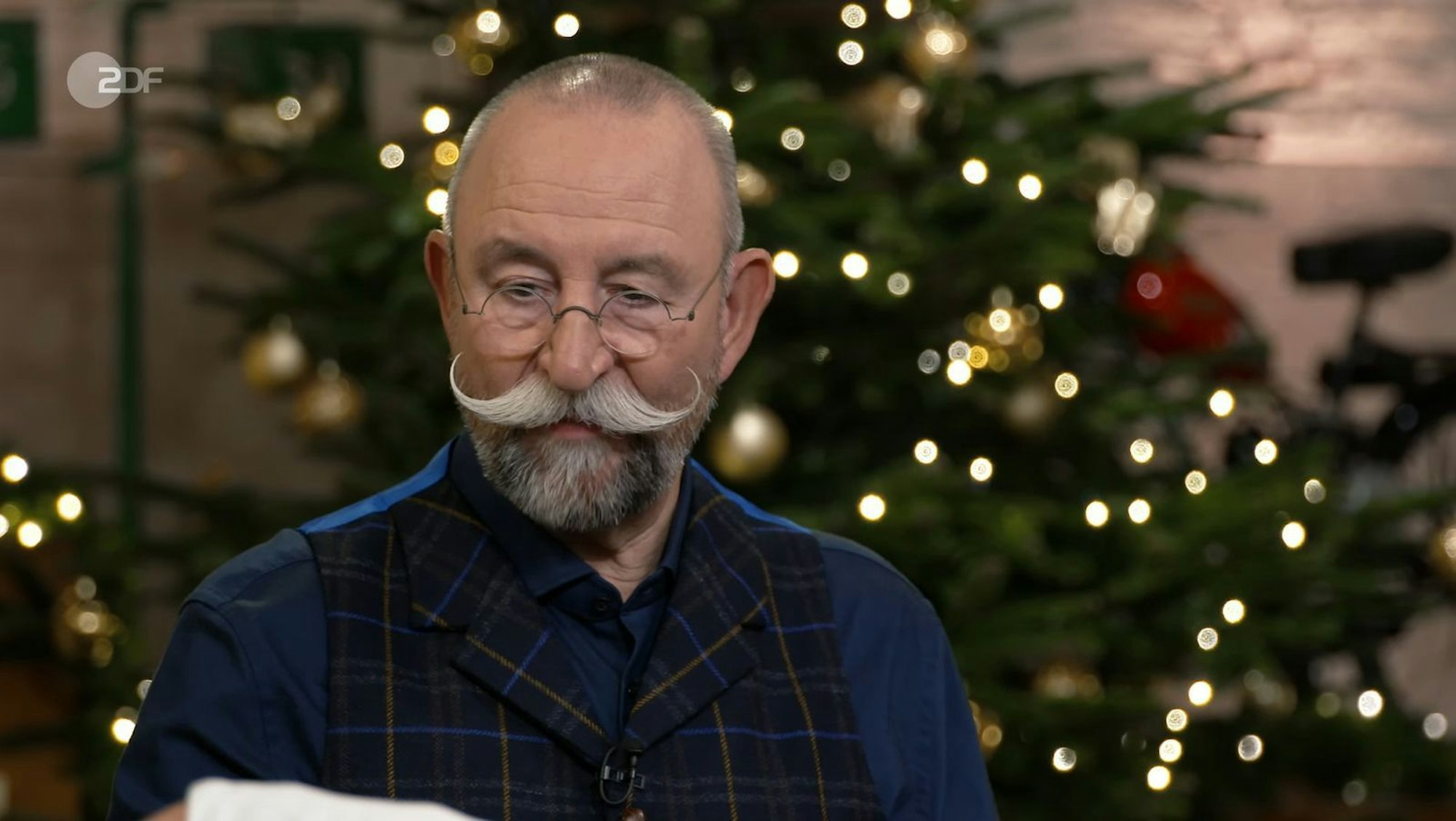 „Ja irre“, zeigte sich auch der Gastgeber von der ledergebundenen Antiquität überwältigt. (Bild: ZDF)