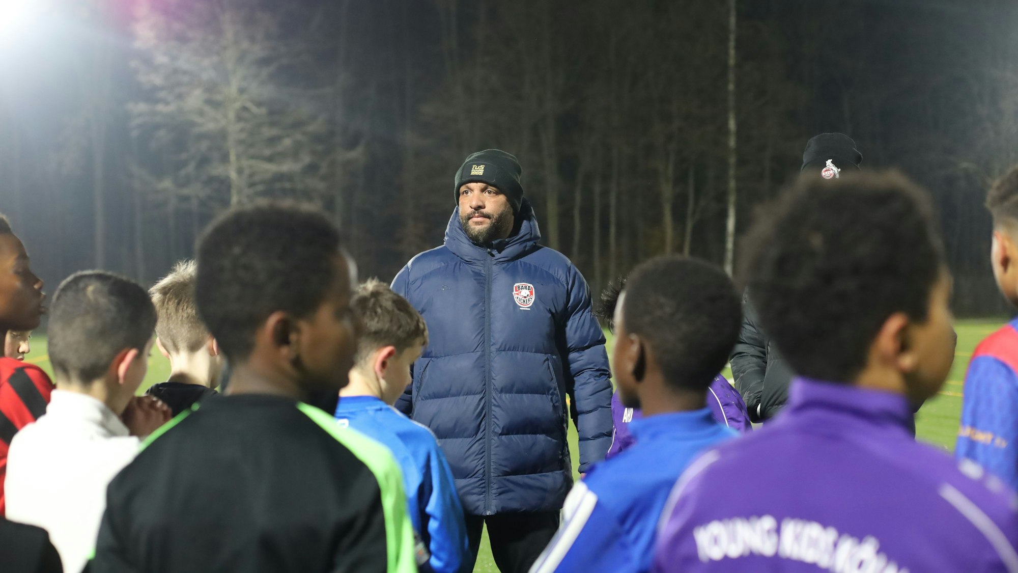 Coach Faisal Neumann mit seiner U12 des TuS Ehrenfeld 1865.