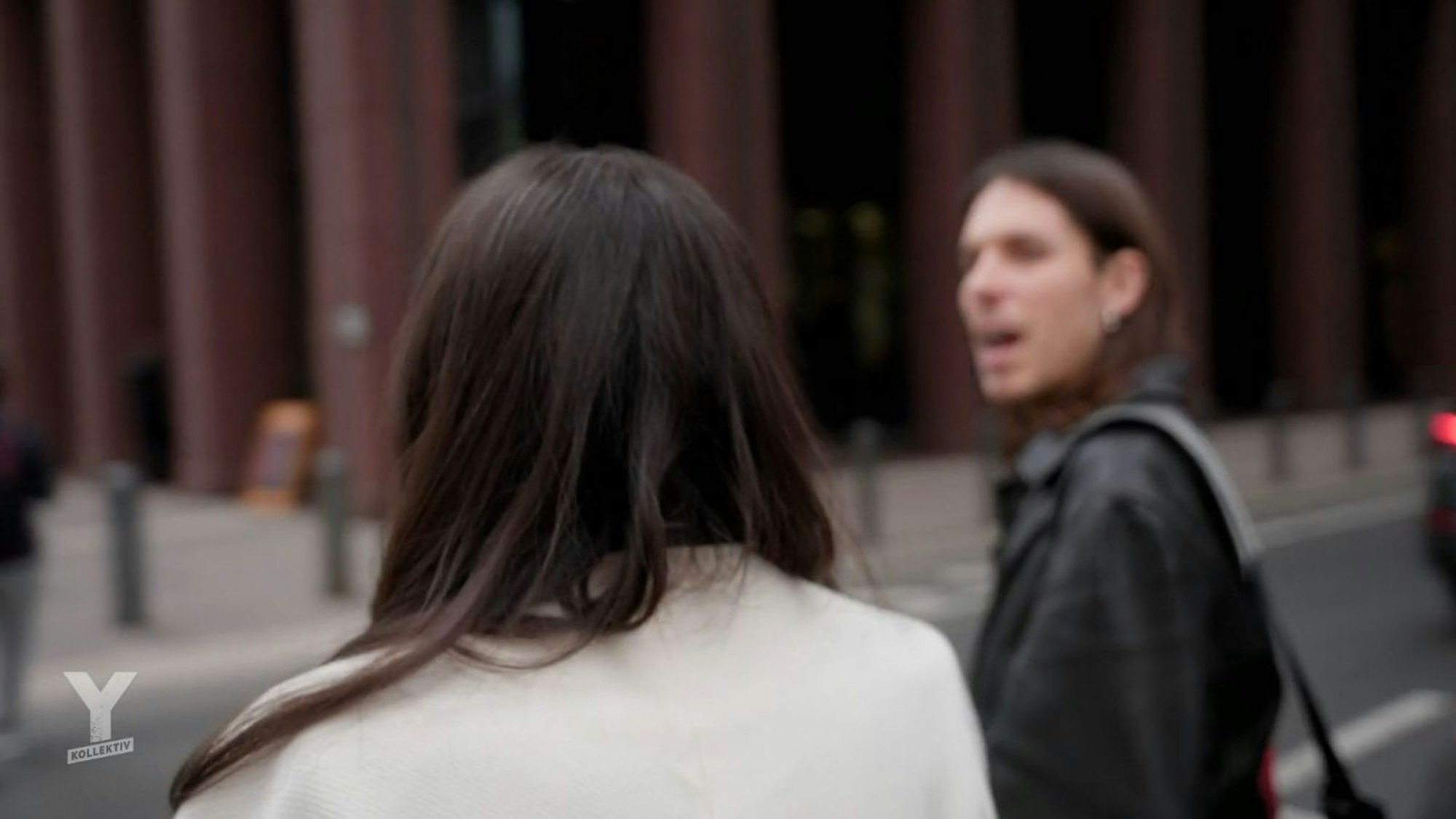 Vanaa (24) verdient in der Finanzbranche gutes Geld und lebt damit den Traum vieler junger Menschen. Trotzdem übt sie Kritik. (Bild: ARD)