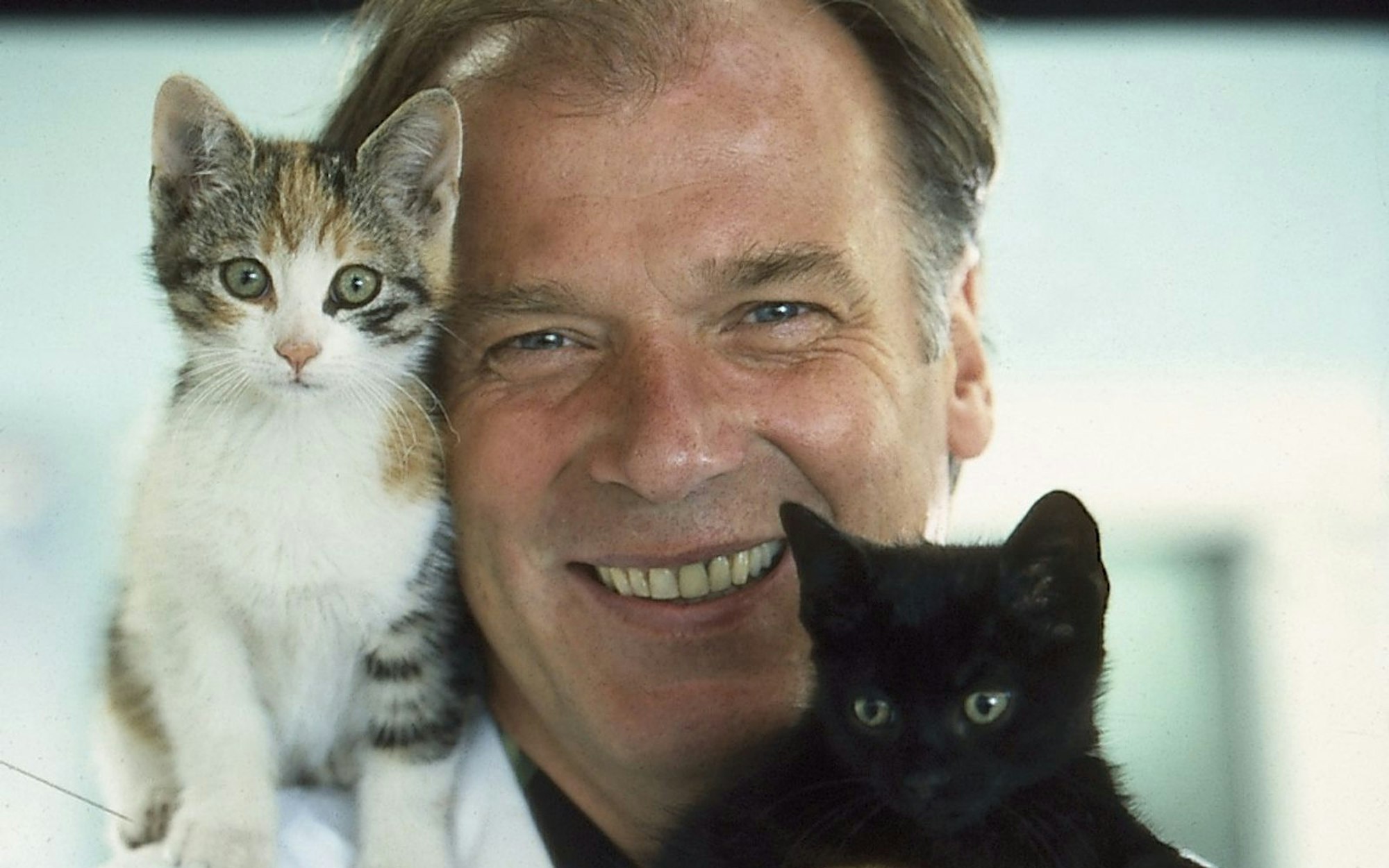 „Egal, welches Tier, man muss Respekt davor haben“: Wolfgang Fierek in seiner Rolle als Tierarzt Dr. Engel in der gleichnamigen ZDF-Serie. (Bild: ZDF / Tommy & Thomas Schumann)