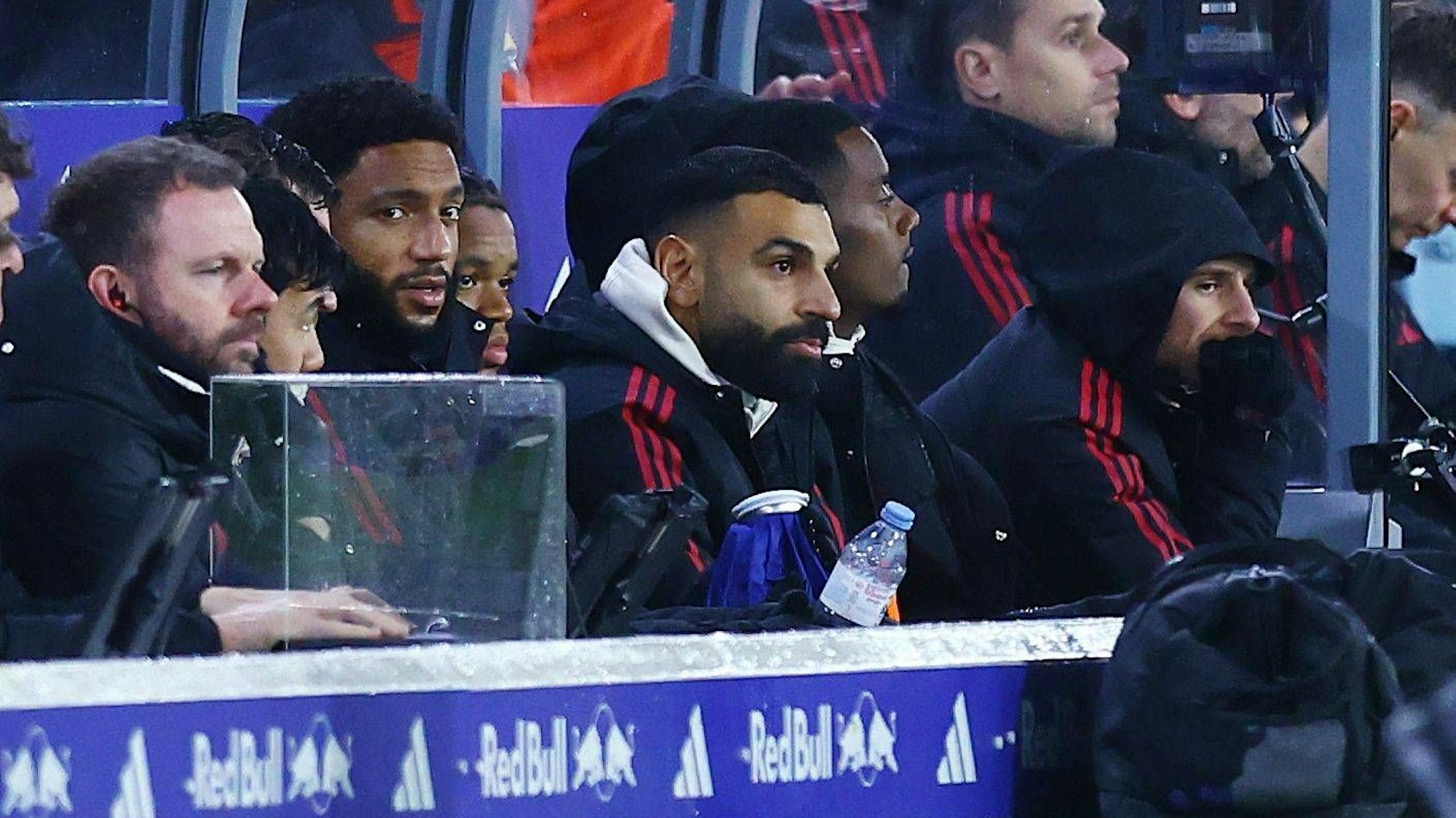 Mohamed Salah, Joe Gomez und Alexander Isak auf der Auswechselbank.