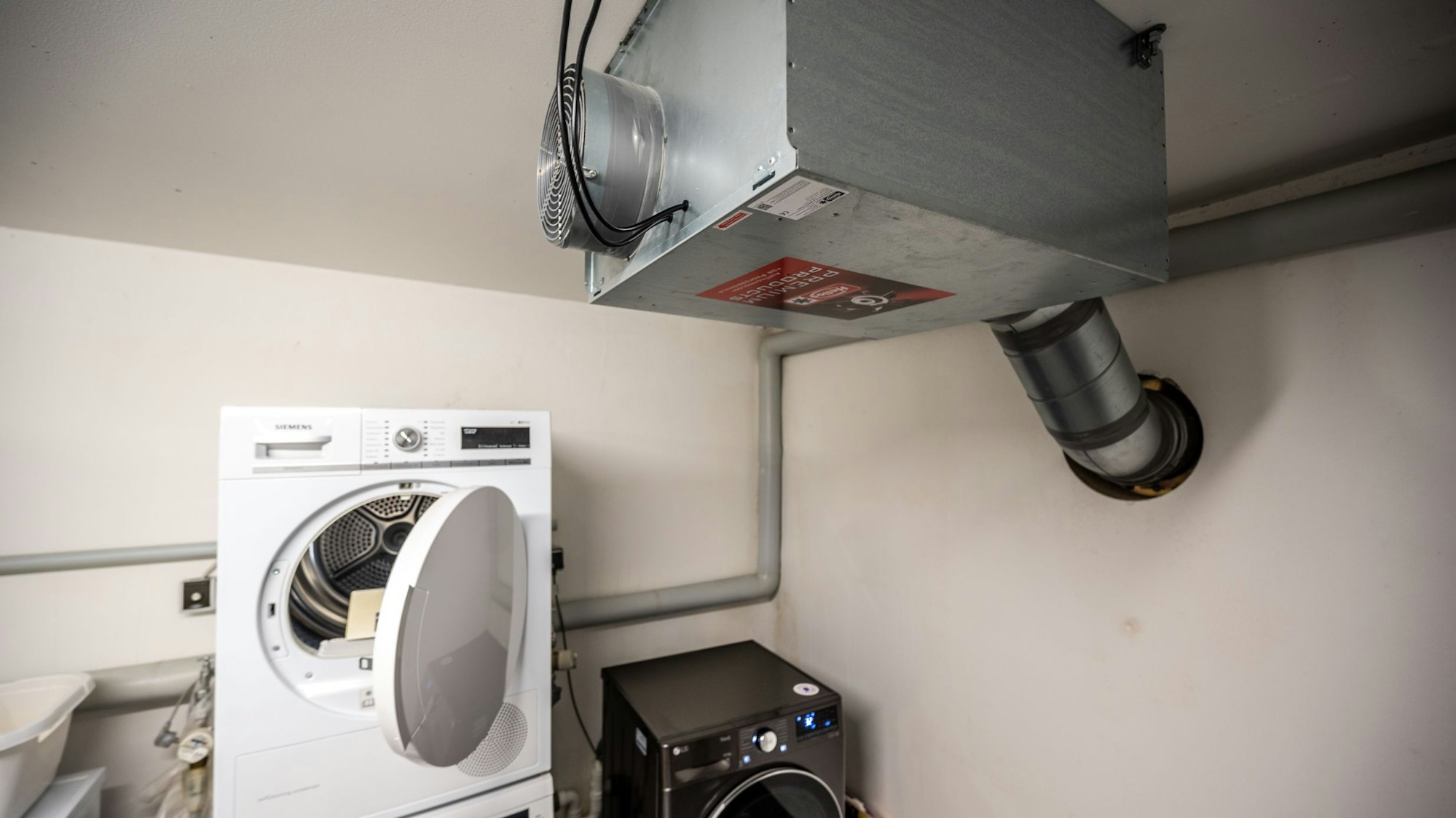 Waschraum mit Waschmaschinen, Trockner und Lüftungsanlage (Symbolbild)