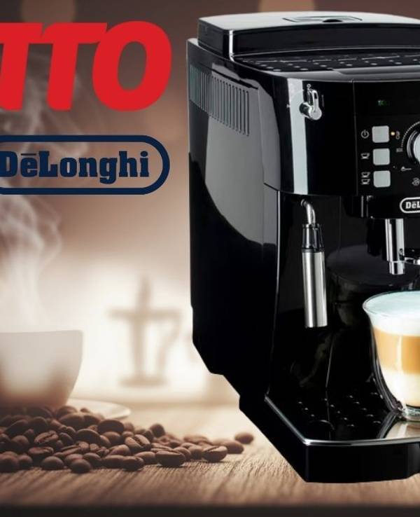 De’Longhi Kaffeevollautomat Magnifica S ECAM21.118.B vor einem Hintergrund mit Kaffeebohnen und -Tassen.