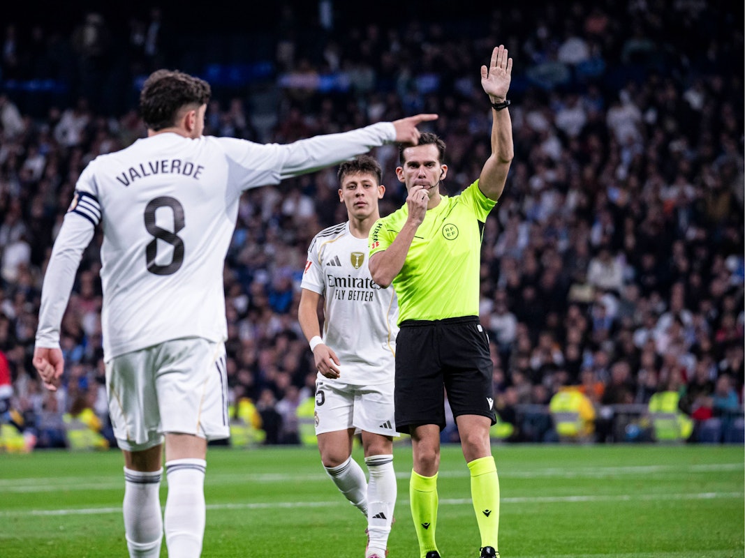 Federico Valverde beschwert sich bei Schiedsrichter Alejandro Quintero Gonzalez.