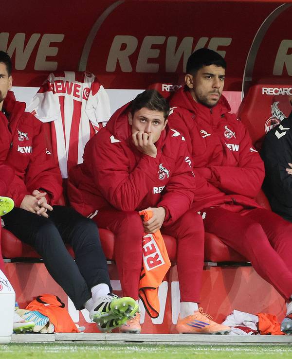 Cenk Özkacar verfolgt das Spiel gegen Pauli von der Bank.