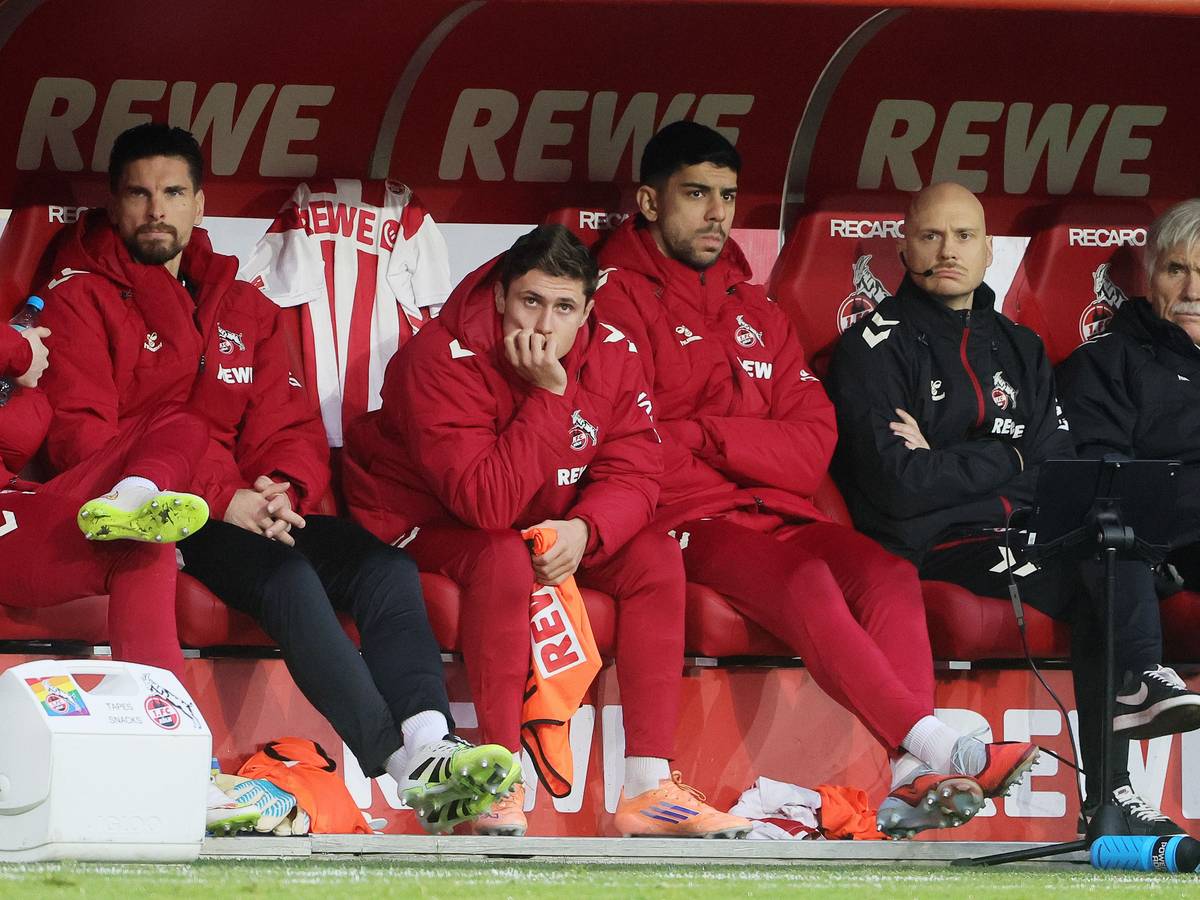 Cenk Özkacar verfolgt das Spiel gegen Pauli von der Bank.