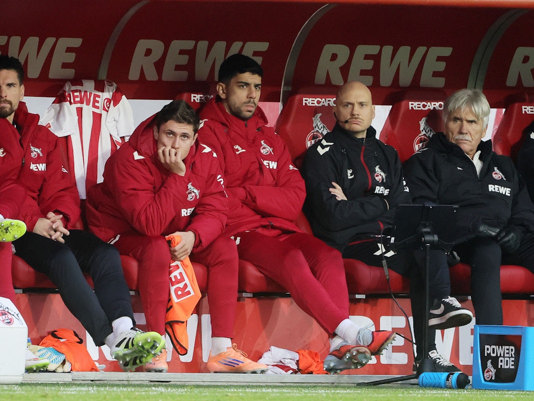 Cenk Özkacar verfolgt das Spiel gegen Pauli von der Bank.