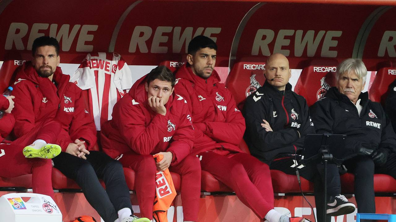 Cenk Özkacar verfolgt das Spiel gegen Pauli von der Bank.