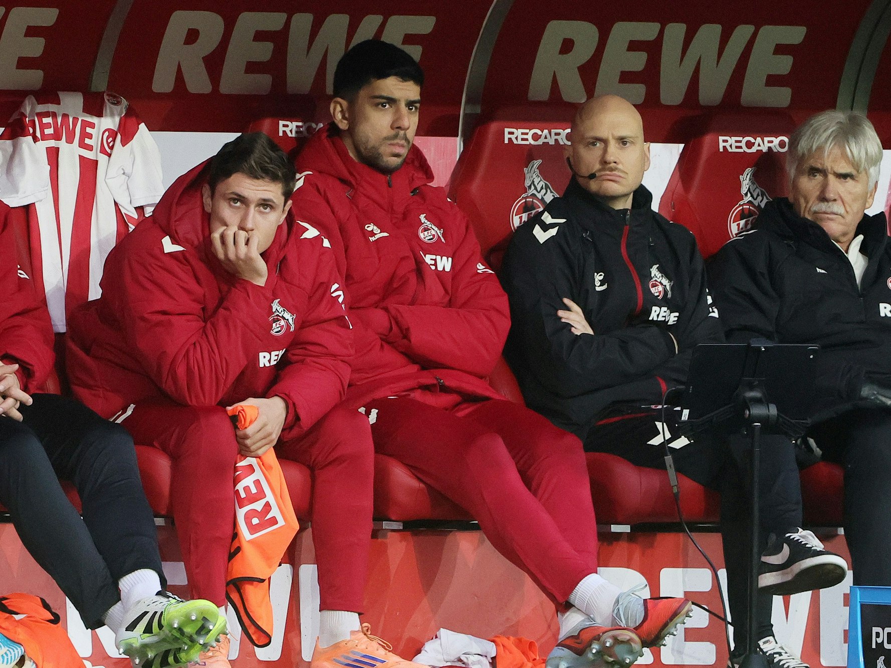 Cenk Özkacar verfolgt das Spiel gegen Pauli von der Bank.