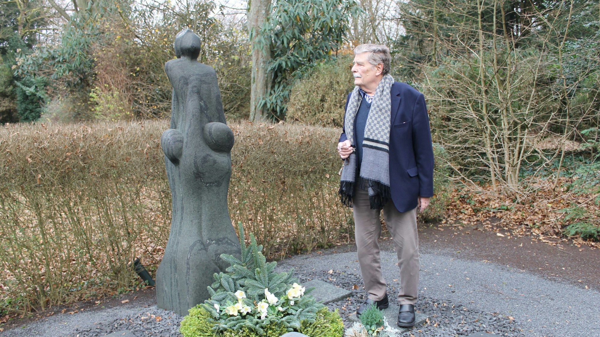 Fritz Schramma am Grab seines Sohnes