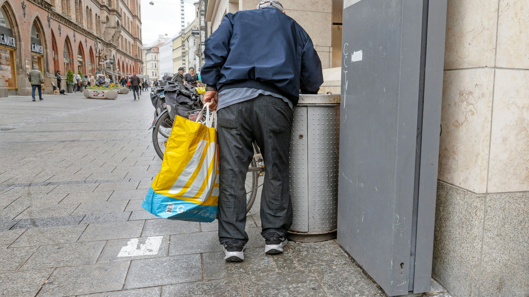 Symbolfoto: Flaschensammler sucht am Marienplatz nach Pfandflaschen