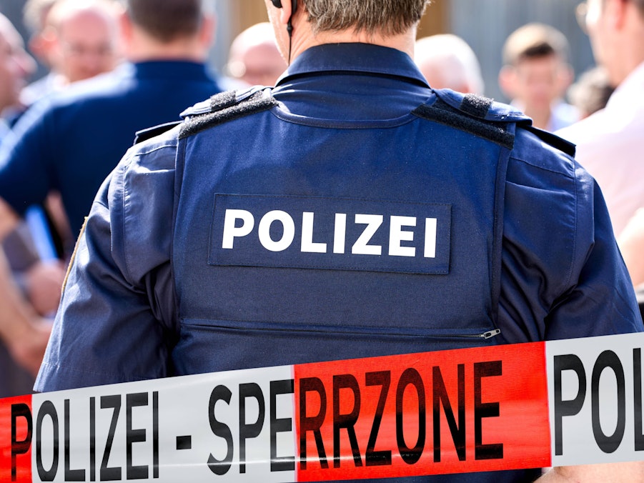 Polizist, Sperrzone und Menschen