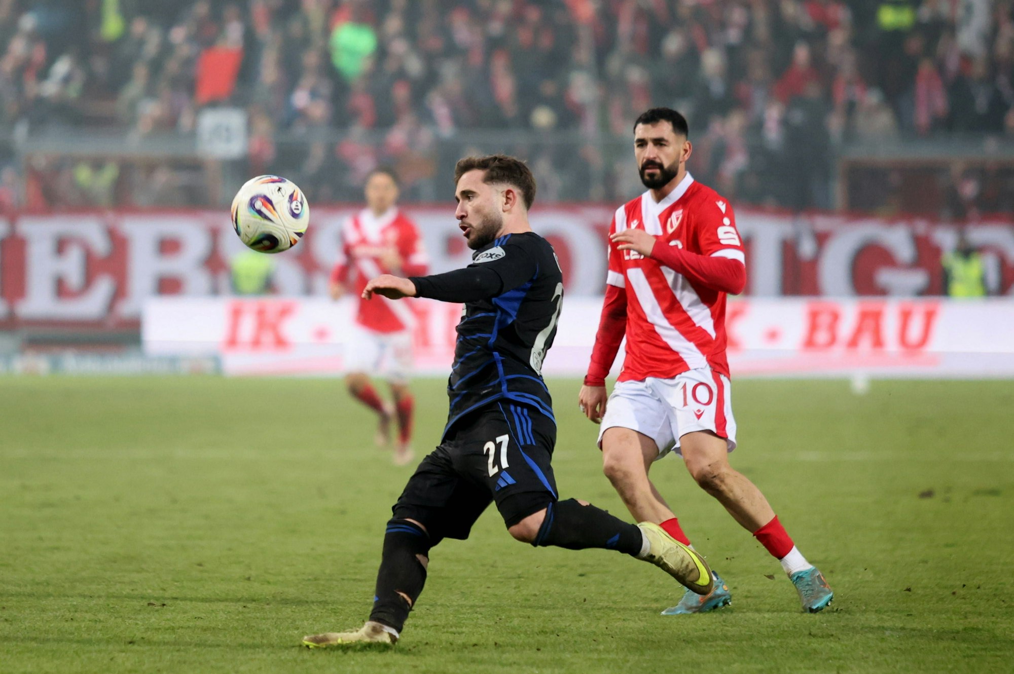 Tolcay Cigerci beim Fußballspiel