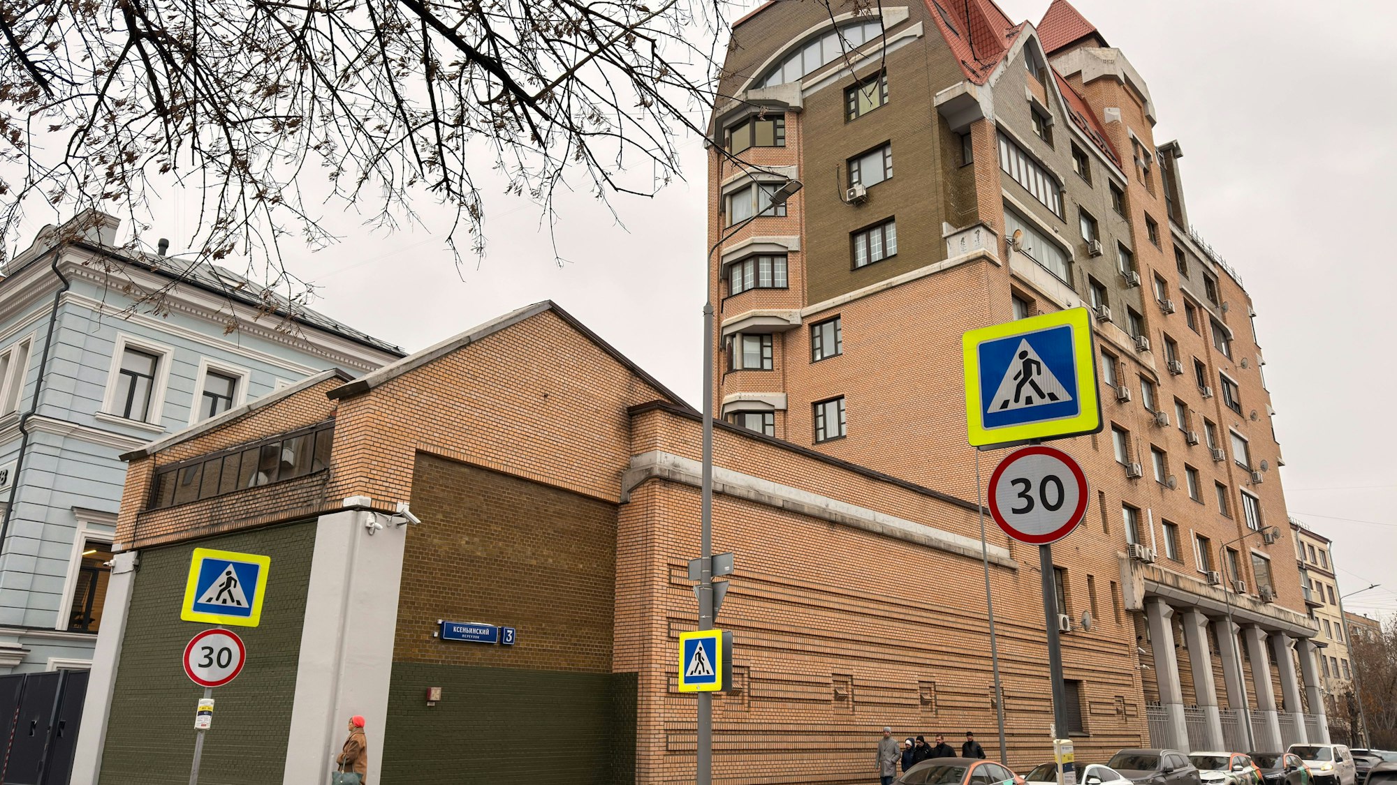 Straße in Moskau, Larisa Dolinas Wohnhaus und geparkte Autos
