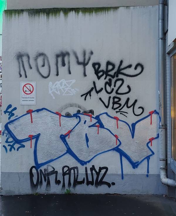 Eine beschmierte Hauswand auf der Neusser Straße in Köln-Nippes.