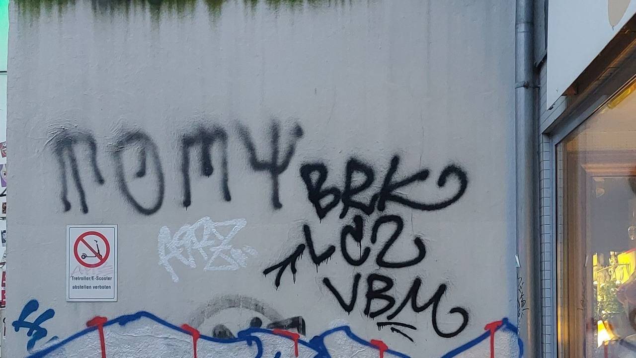 Eine beschmierte Hauswand auf der Neusser Straße in Köln-Nippes.