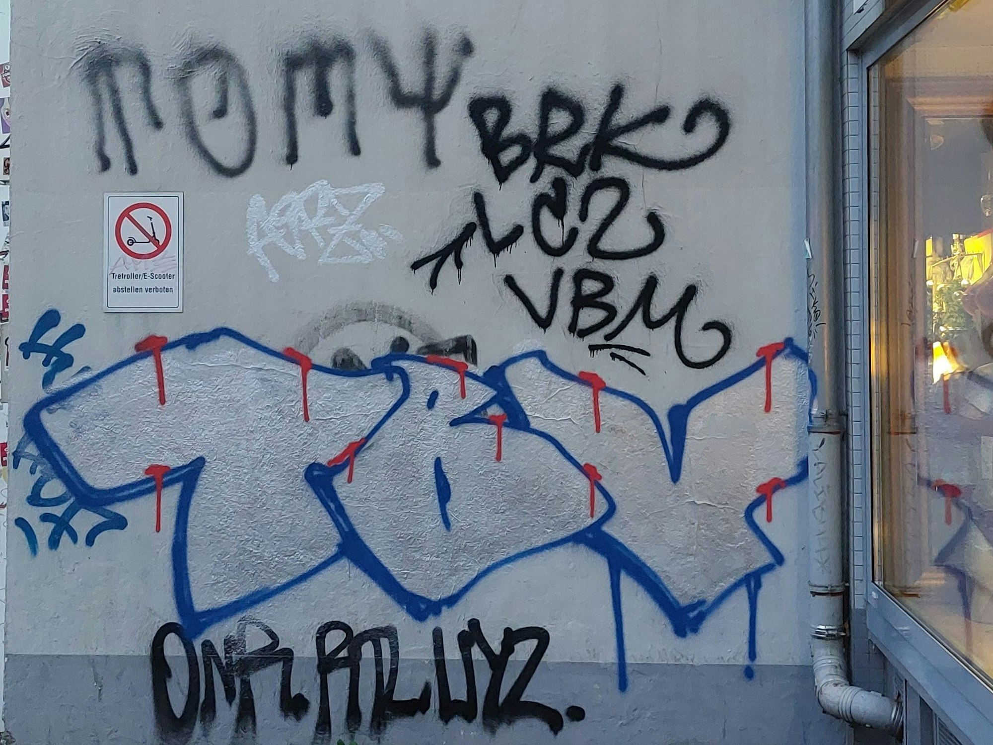 Eine beschmierte Hauswand auf der Neusser Straße in Köln-Nippes.