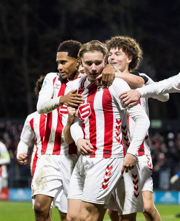 Fynn Schenten und seine Teamkollegen bejubeln ein Tor.