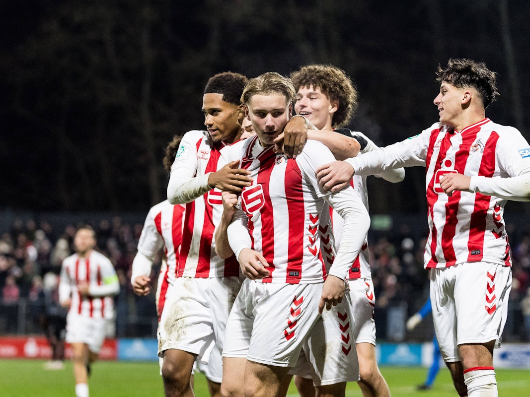 Fynn Schenten und seine Teamkollegen bejubeln ein Tor.