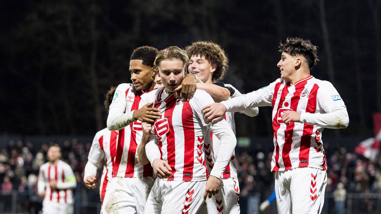 Fynn Schenten und seine Teamkollegen bejubeln ein Tor.