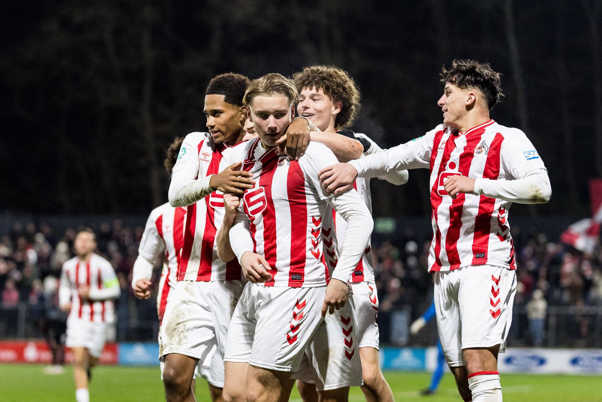 Fynn Schenten und seine Teamkollegen bejubeln ein Tor.