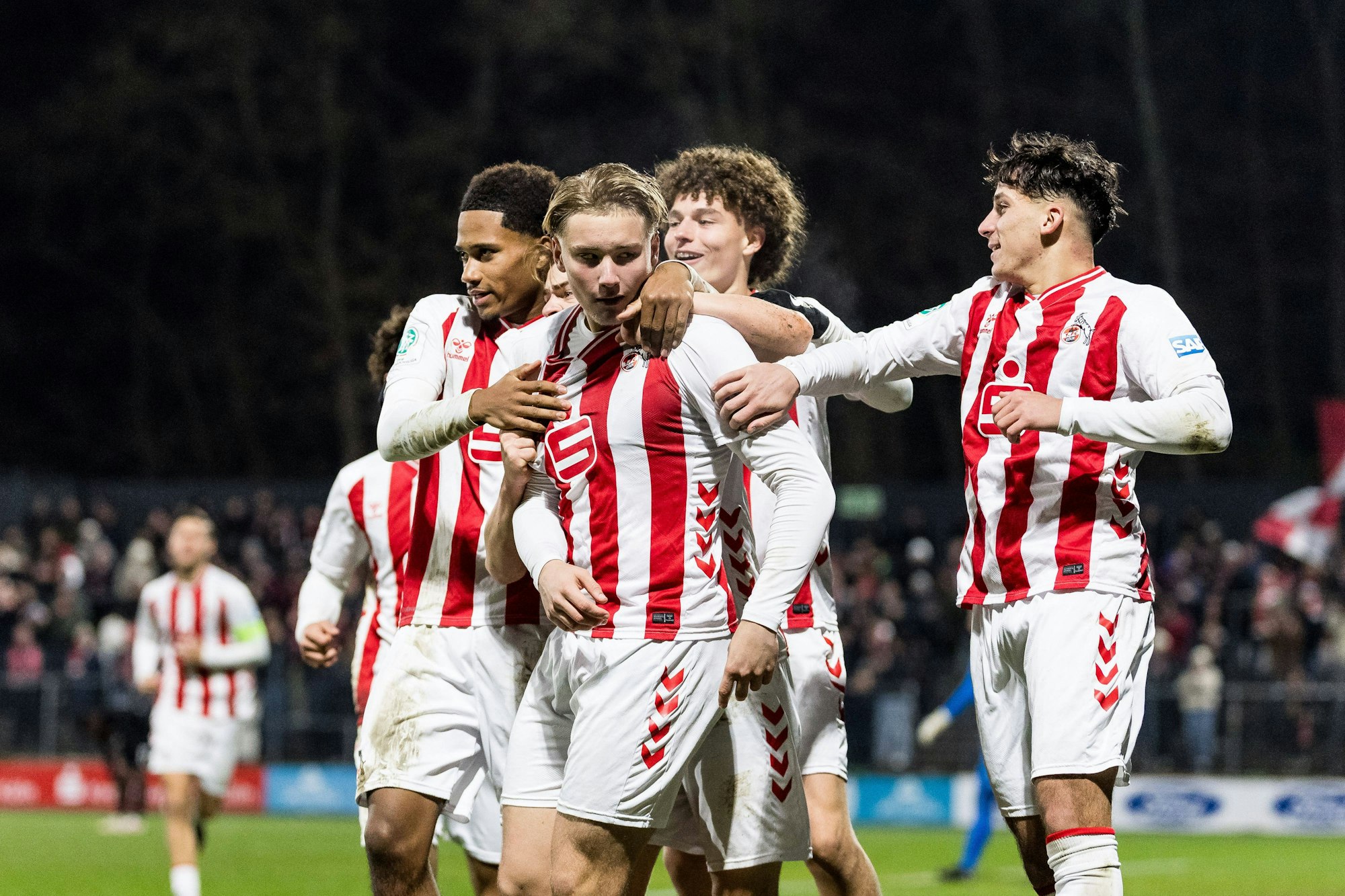 Fynn Schenten und seine Teamkollegen bejubeln ein Tor.