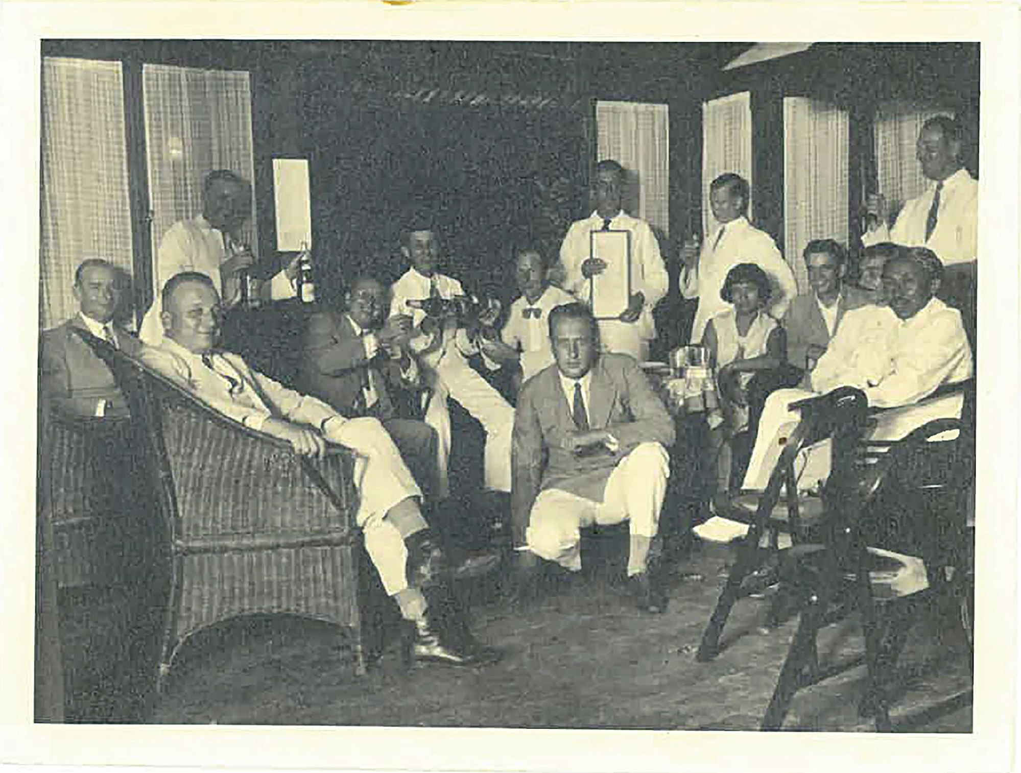 Walther Hewel vermutlich mit Geschäftskollegen und Freunden