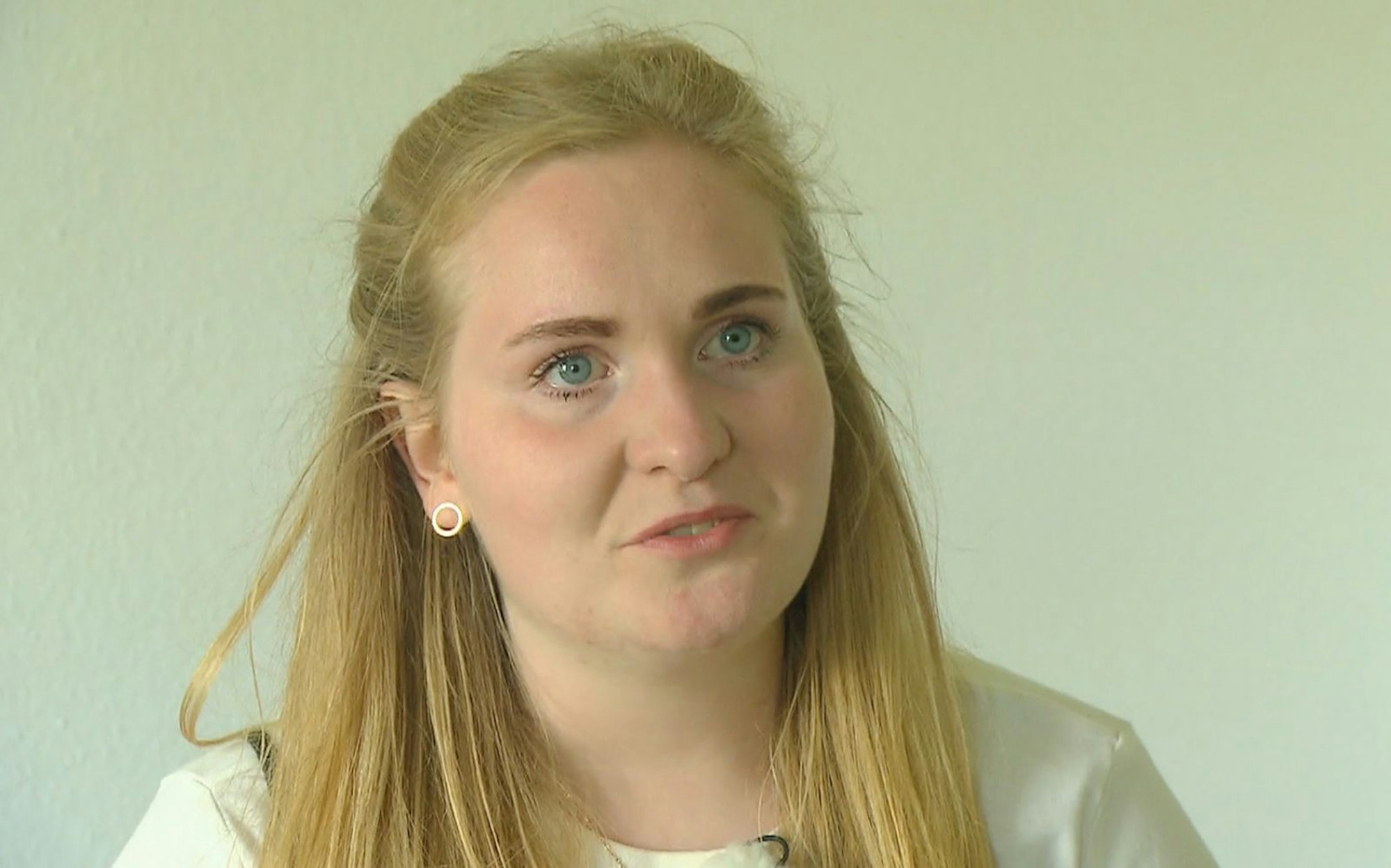 Hofdame Emely hat ihr Aus nicht kommen sehen. (Bild: RTL)