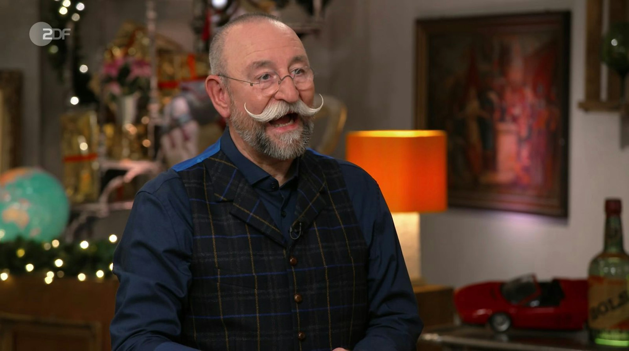 In der Mittwochssendung von „Bares für Rares“ musste Horst Lichter seine Expertin erst mal zurückpfeifen, die sich vor lauter Flipper-Begeisterung kaum losreißen konnte. Doch trotz ihrer Leidenschaft fiel die Schätzung deutlich niedriger aus als erhofft - und im Händlerraum wartete auf den Verkäufer leider schon die nächste Enttäuschung ... (Bild: ZDF)