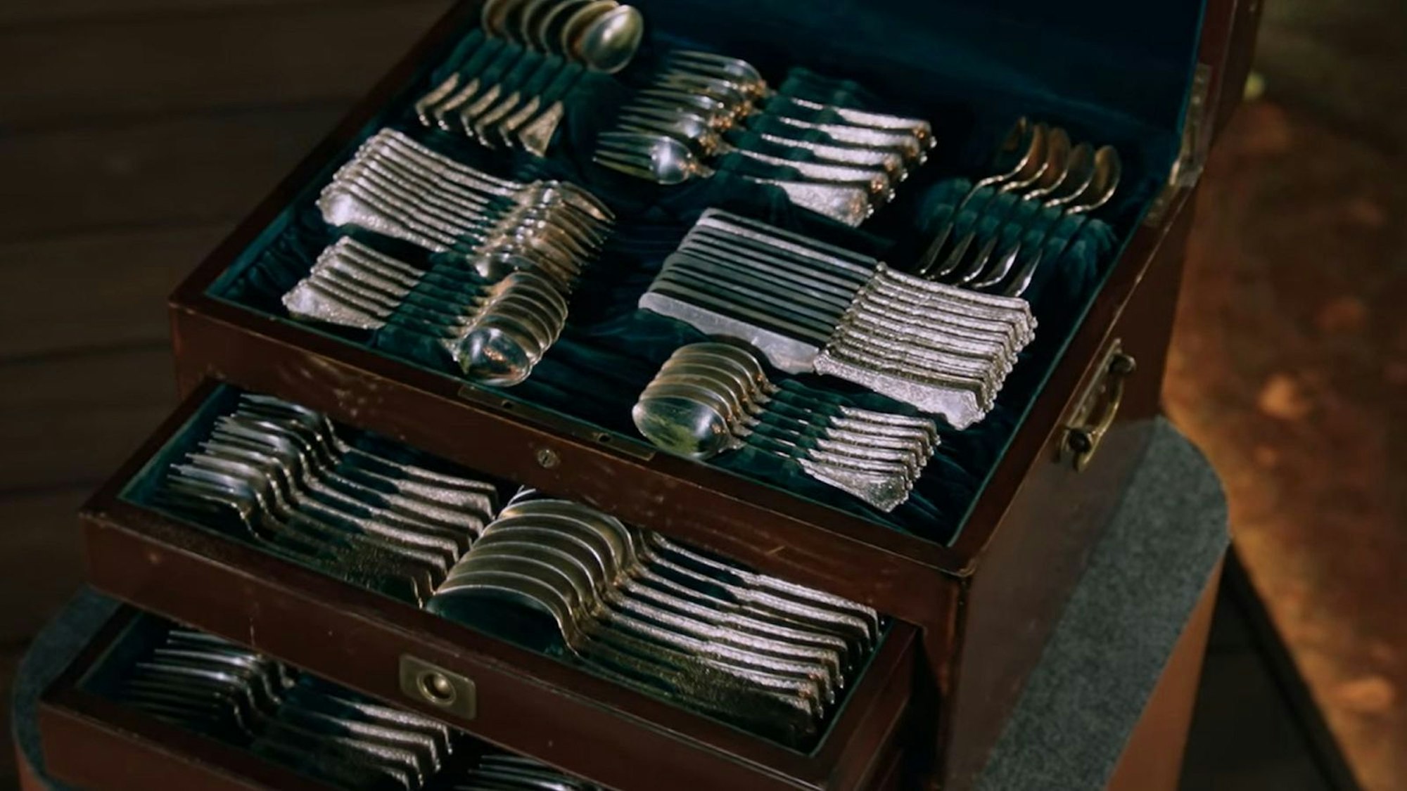 Das Silberbesteck von Tiffanys hat einen Wert von 8.000 bis 10.000 Euro. (Bild: ZDF)