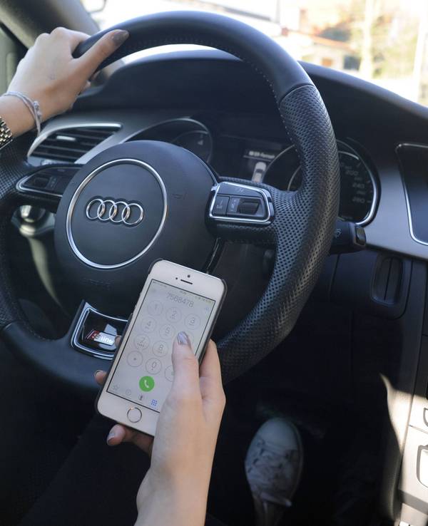 Das Symbolfoto zeigt eine Frau mit Handy am Steuer eines Pkw. Es steht nicht im direkten Zusammenhang mit dem Vorfall auf der A6.