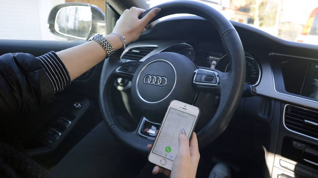 Das Symbolfoto zeigt eine Frau mit Handy am Steuer eines Pkw. Es steht nicht im direkten Zusammenhang mit dem Vorfall auf der A6.