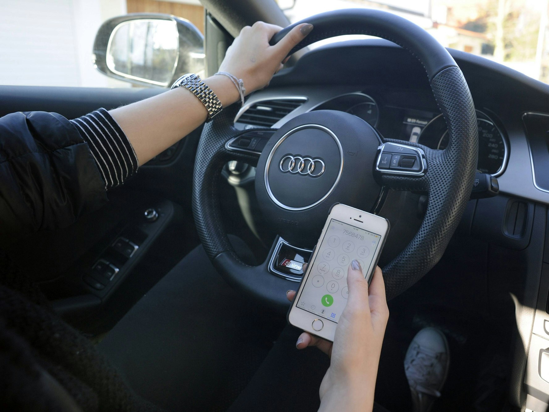 Das Symbolfoto zeigt eine Frau mit Handy am Steuer eines Pkw. Es steht nicht im direkten Zusammenhang mit dem Vorfall auf der A6.