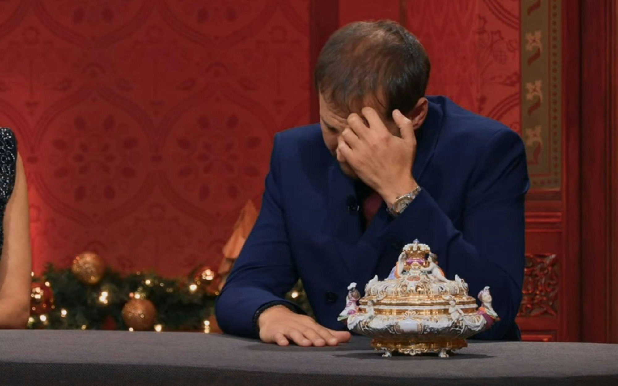 Julian Schmitz-Avila wirkt ratlos, als der Preis für das Drüselkästchen immer höher klettert - dann kommt ihm eine Idee. (Bild: ZDF)