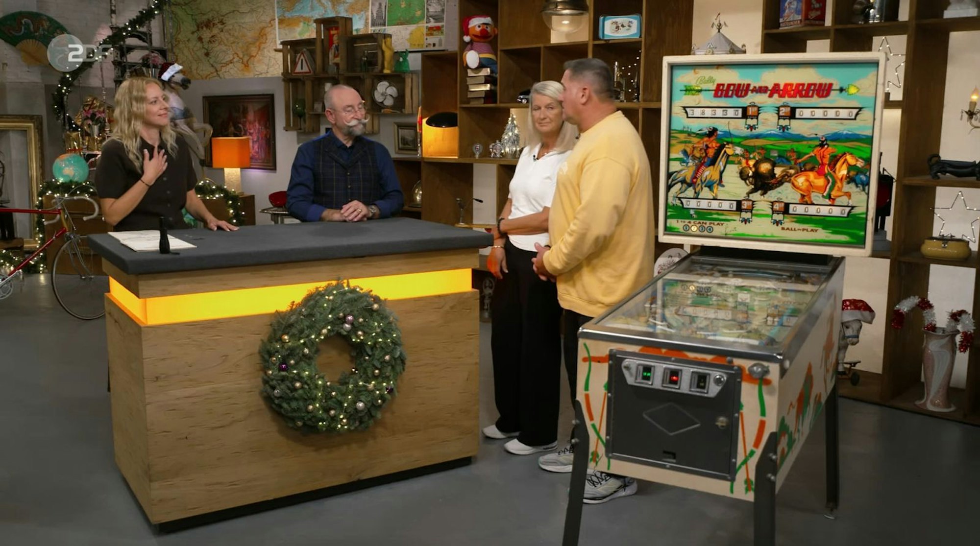 Als Volker aus Warendorf berichtete, wie er an den Spielautomaten gekommen war, wirkte die Expertin spürbar gerührt. Er hatte das gute Stück in den 1980er Jahren als Dank für seine Hilfe bei einem Umzug von einem Kollegen geschenkt bekommen - und anschließend wurde „das schöne Teil“ ganze 40 Jahre lang zu Hause bespielt, wie er erzählte. (Bild: ZDF)