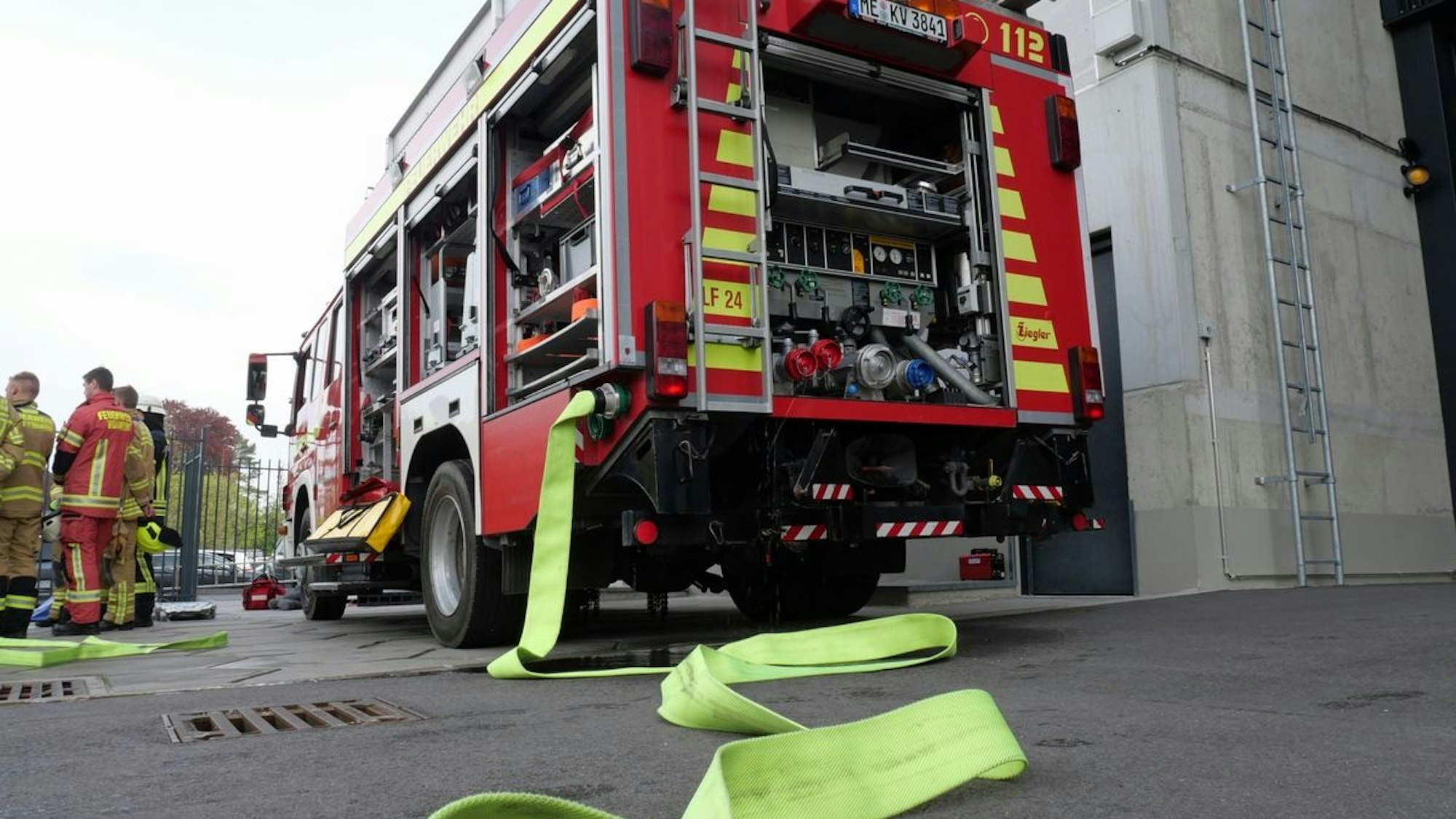 Ein Feuerwehrwagen steht vor einem Gebäude.