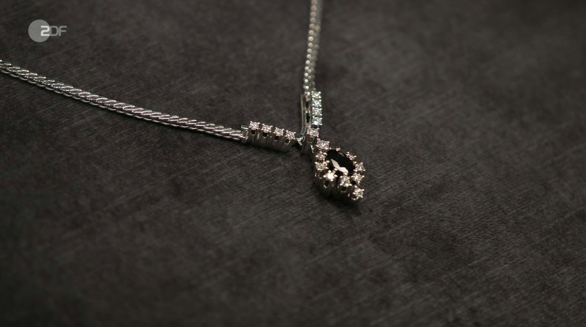 Als weiteres Objekt datierte Patrick Lessmann ein Collier aus 585er Weißgold mit Saphir und 0,9 Karat Brillanten aus den 1970er Jahren. Wunschpreis: 2.800 bis 3.000 Euro. Der Experte schätzte 2.300 bis 2.400 Euro. Trotz Händlerkarte endete der Versuch im Händlerraum bei 2.025 Euro von Susanne Steiger - und die Verkäufer nahmen den Schmuck wieder mit. (Bild: ZDF)