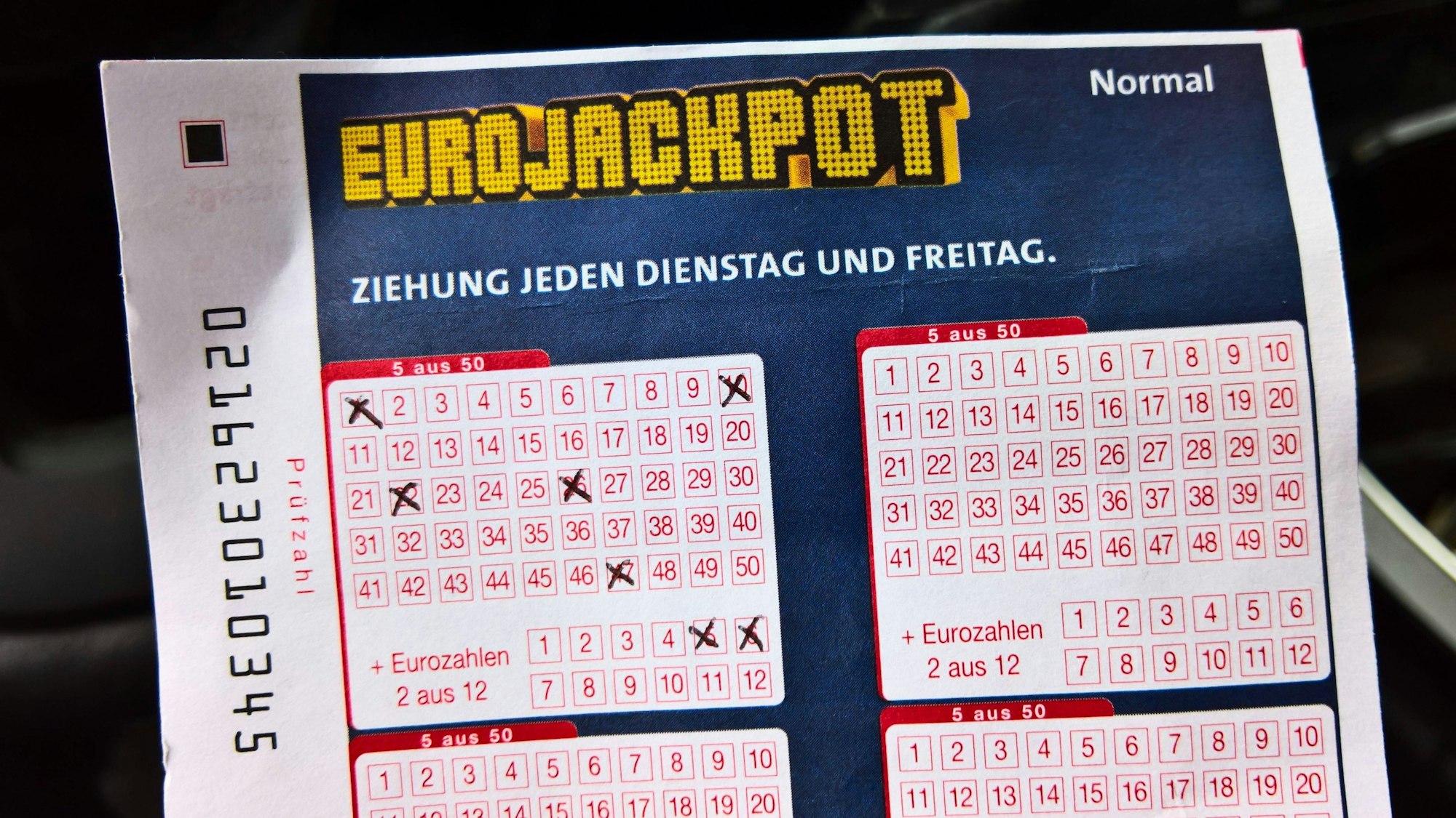 Ausgefüllter Lottoschein mit angekreuzten Zahlen