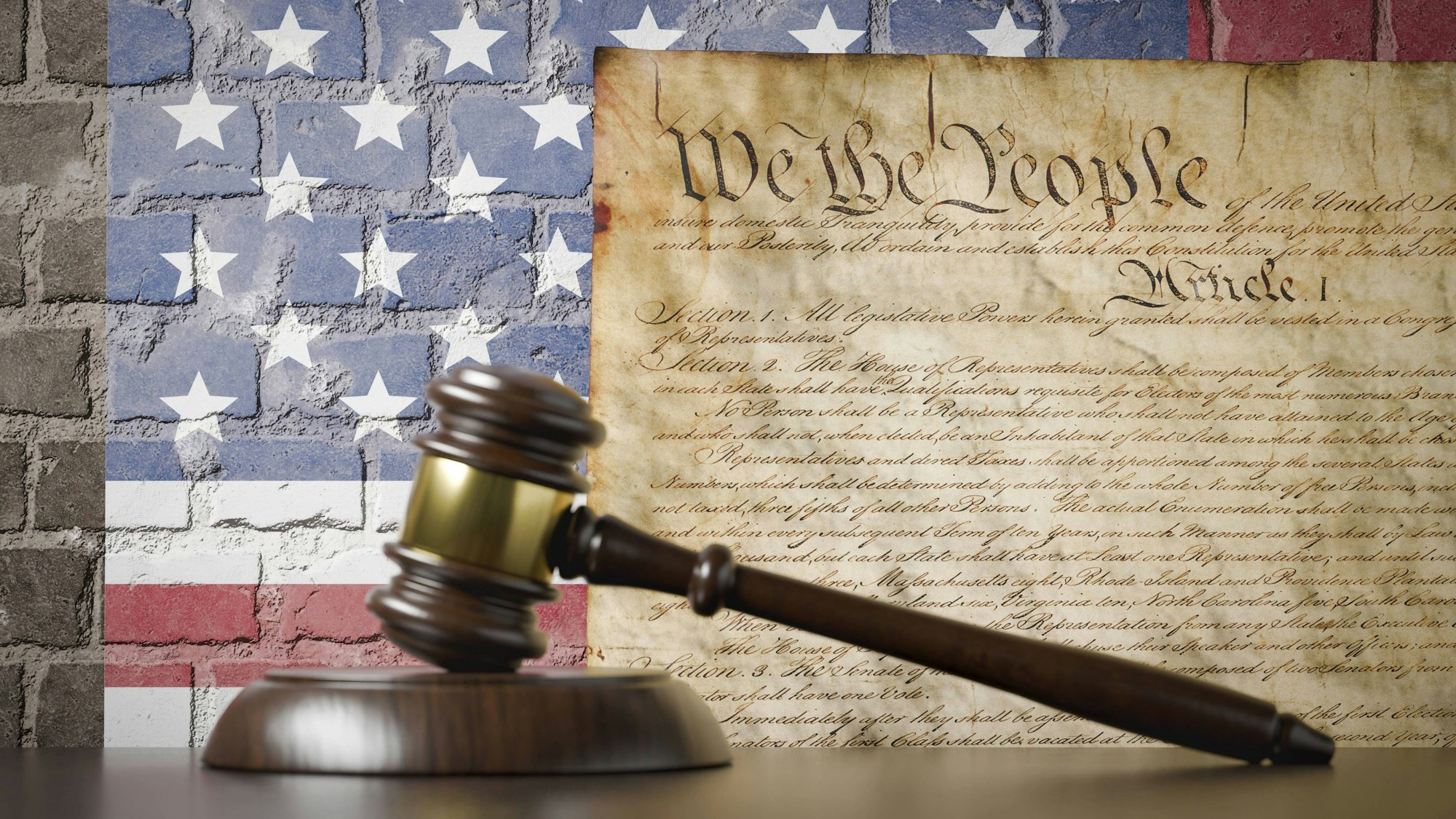 Amerikanische Flagge, Verfassung und Richterhammer auf Tisch