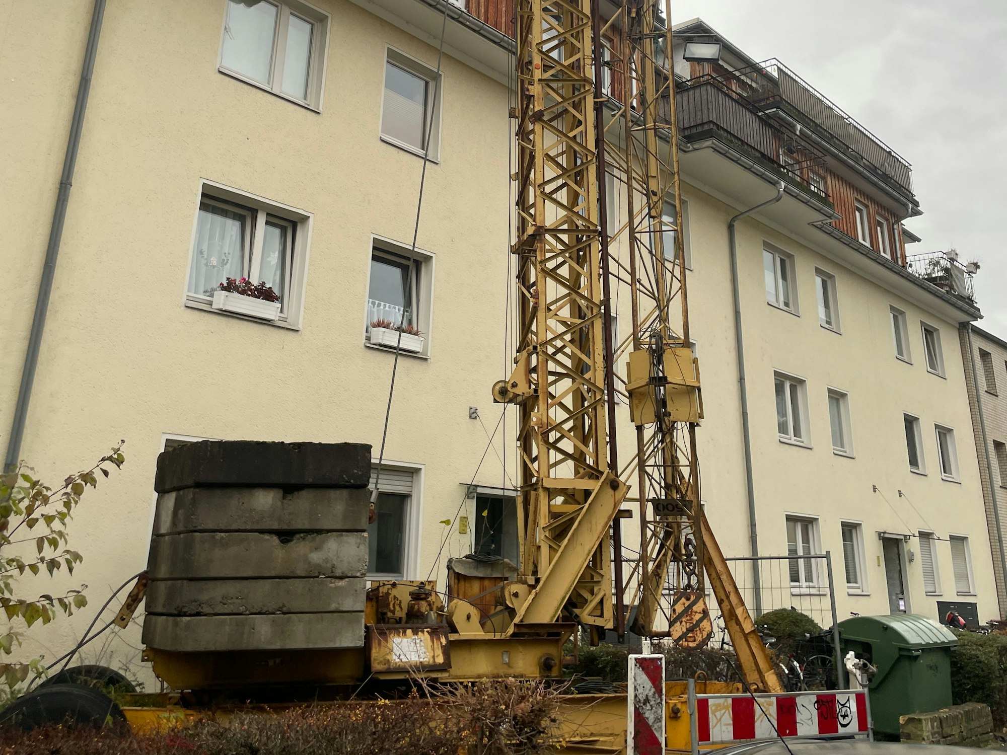 Mittlerweile ist der Arm des Kranes heruntergeklappt.